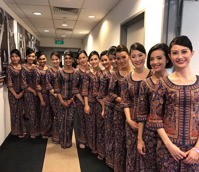 Maskapai penerbangan Singapore Airlines menggunakan kain motif batik untuk seragam pramugari