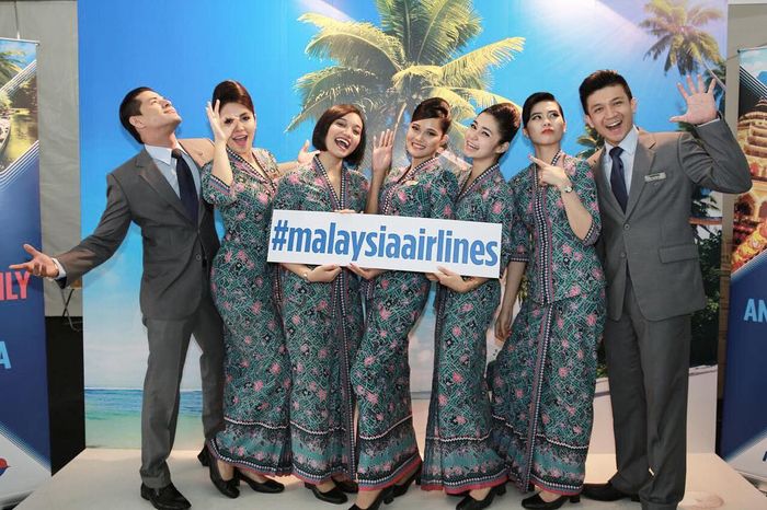 Maskapai penerbangan Malaysia Airlines menggunakan kain batik sebagai seragam pramugarinya