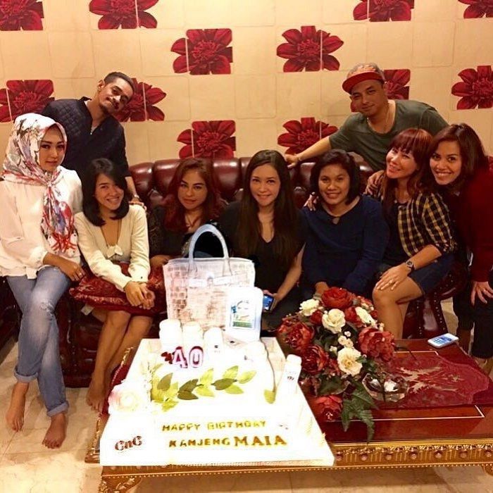 Potret isi rumah Maia Estianty yang didominasi dengan warna merah