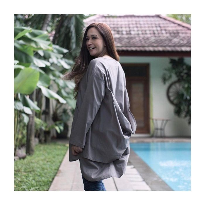 Kolam renang di rumah Maia Estianty