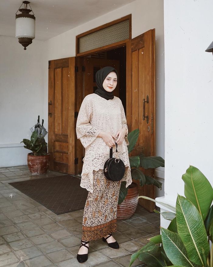 5 Gaya  Busana Hijab Kondangan dengan Kain Batik ala 