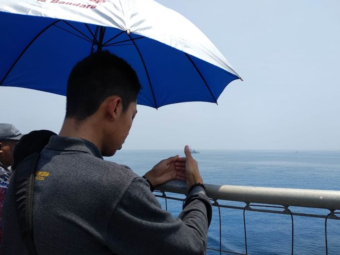 Keluarga korban Lion Air JT 610 berdoa di Tanjung Pakis Karawang, titik jatuhnya pesawat.