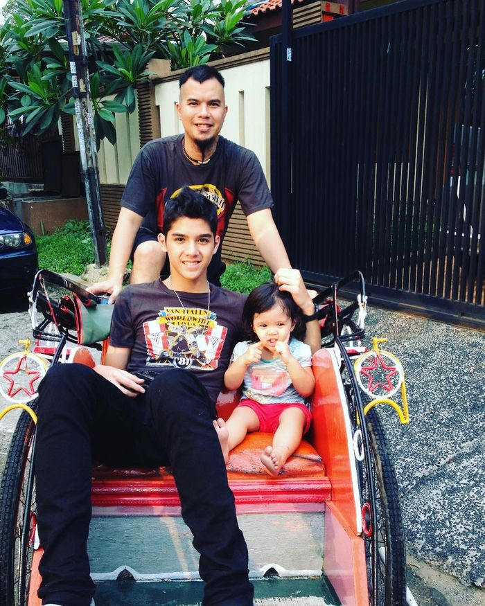 Di Hari Pernikahan Maia, Ahmad Dhani Sering Posting Foto Jadul, Mulan