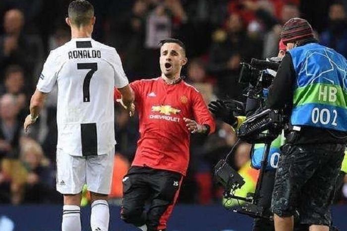 Seorang fans Cristiano Ronaldo menerobos masuk ke lapangan ketika Manchester United menjamu Juventus