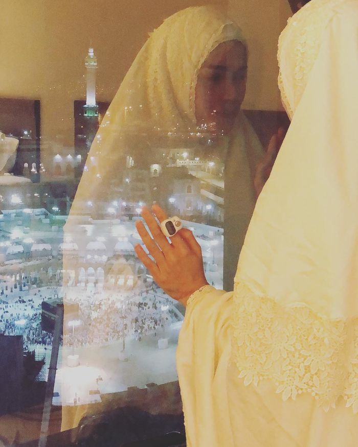Nikita Mirzani ketika berada di Medina, Saudi Arabia