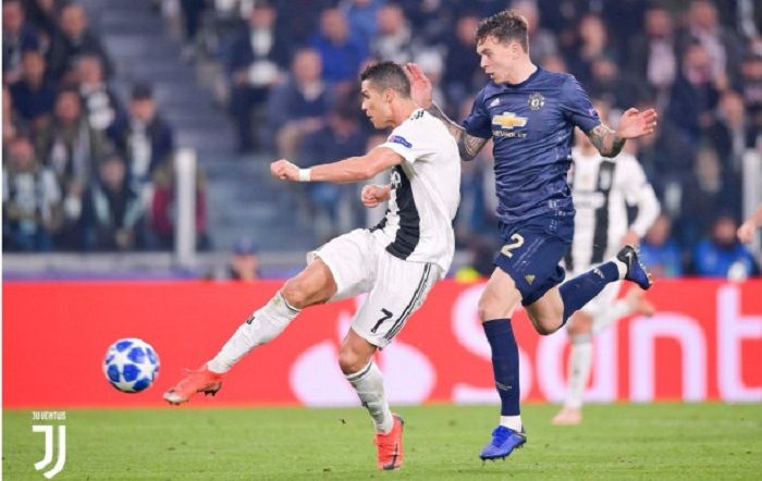 Megabintang Juventus, Cristiano Ronaldo (kiri) mencetak gol ke gawang Manchester United lewat tendan