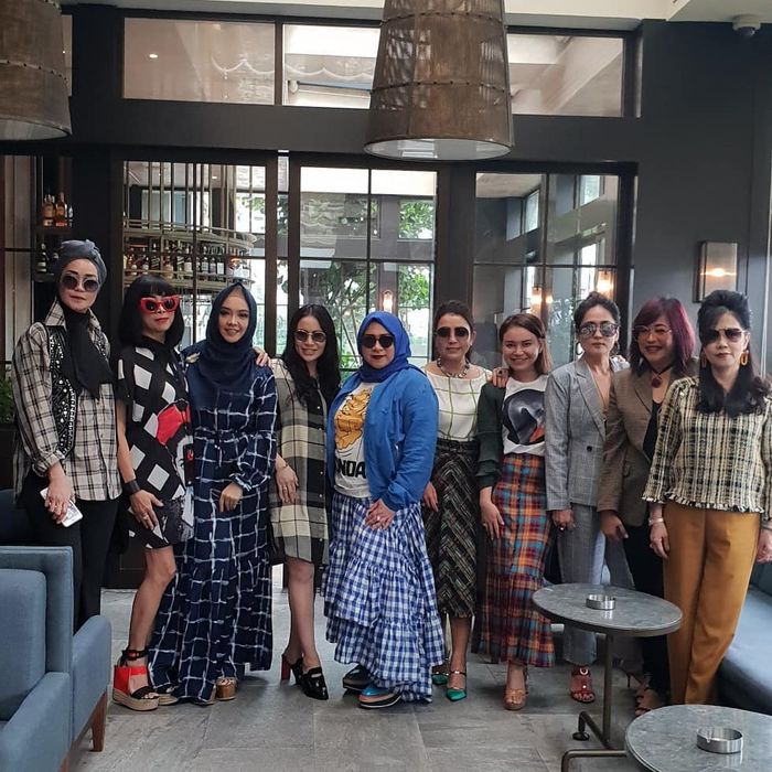 Penampilan Geng Kepompong saat arisan beberapa waktu lalu.