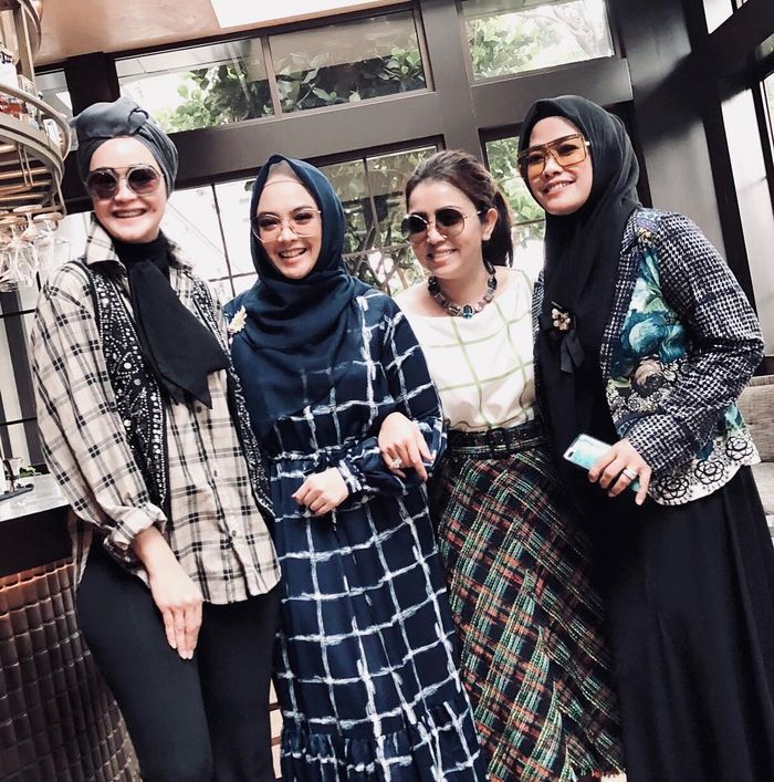 Ingrid Kansil tampil syar'i dalam balutan gamis.