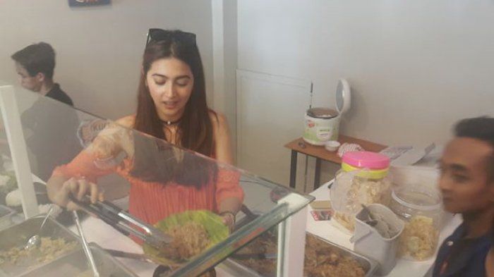 Nabila Syakieb melayani pembeli di <a href='https://manado.tribunnews.com/tag/warung-makan' title='warung makan'>warung makan</a>nya.