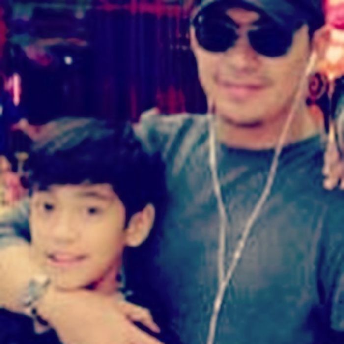 Abidzar Al-ghifari tersenyum sambil berpose bersama almarhum Uje.