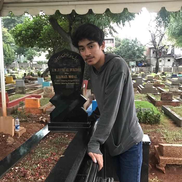 Abidzar Al-ghifari di depan makam almarhum Uje.