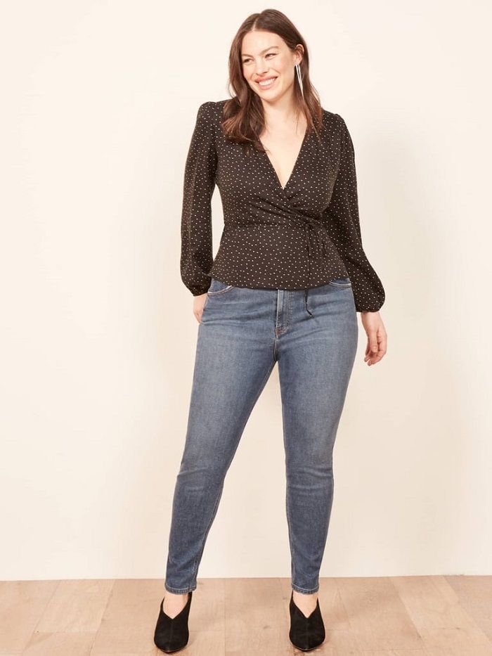 Model Atasan yang Tepat Agar Tidak Makin Gemuk Saat Pakai Celana Jeans