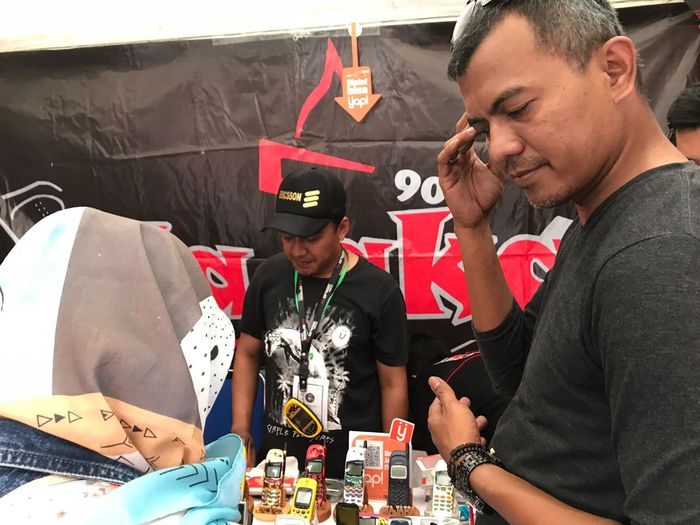 Berburu handphone jadul menyerempakkan HAJAKA