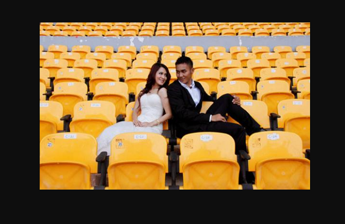 Foto prewedding Gunawan Dwi Cahyo dan Oki Agustina di Stadion Utama Gelora Bung Karno, Senayan, Jakarta.