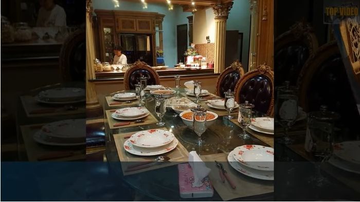 Ruang makan rumah Muzdalifah