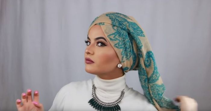 Lakukan tutorial yang sama untuk bagian sisa hijab kanan