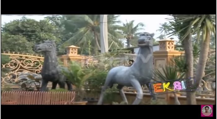 Mengintip Rumah Mewah Muzdalifah di Tangerang yang Dilengkapi Ruang Makan Megah Bernuansa Emas!
