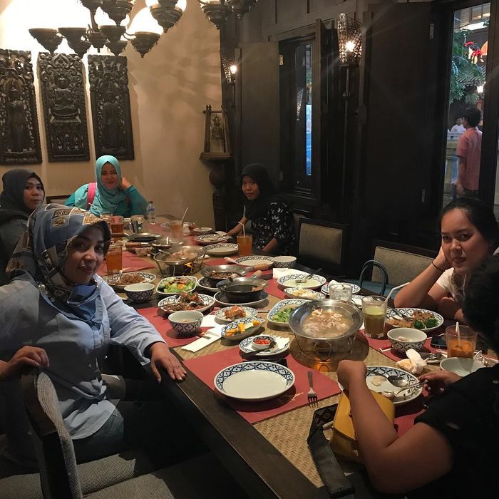 Muzdalifah makan satu meja dengan para suster anaknya