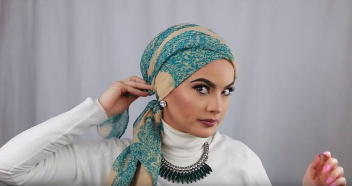 Ambil sisa hijab bagian kiri lalu letakkan di bagian atas dalam keadaan menyilang