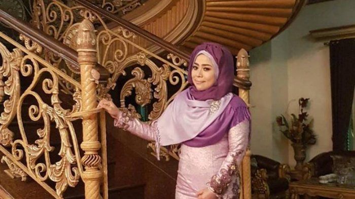 Rumah Muzdalifah bernuansa emas