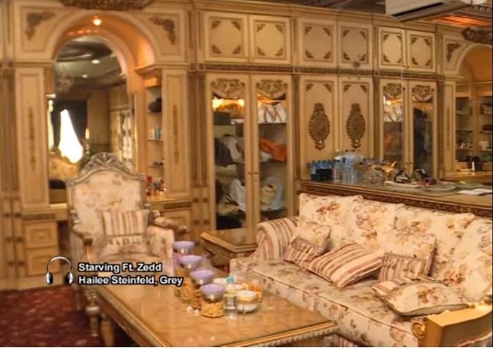 Ruang makan rumah Muzdalifah