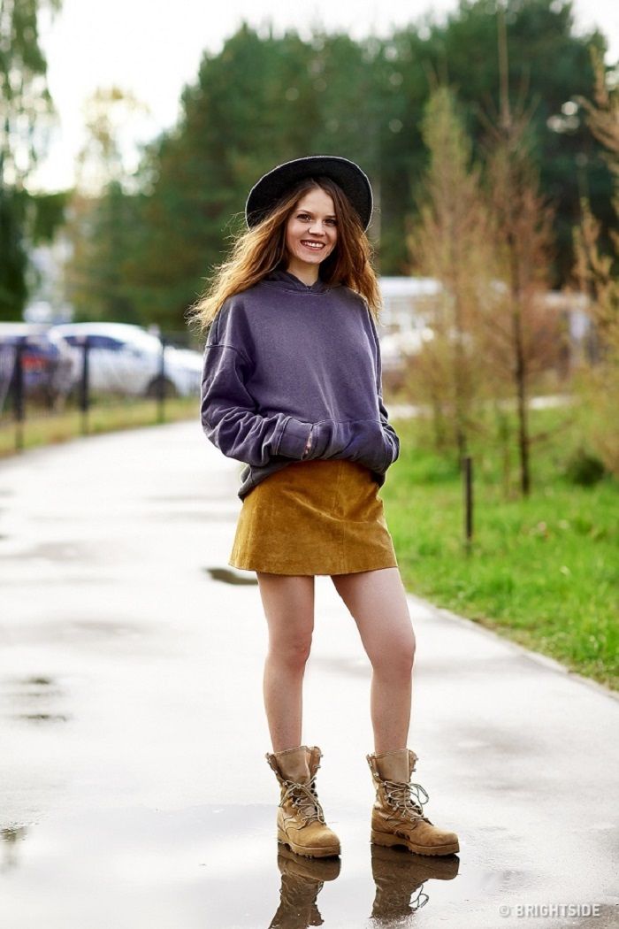 Девушка в куче одежды. Человек надевает джинсы. Смешно одетые мужчины. Надевает штаны. Вещи для женщин.