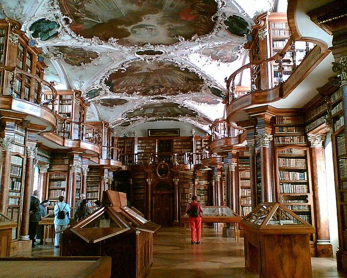 Di Perpustakaan Ini, Kita Seperti Ada di film Beauty and the Beast Bobo