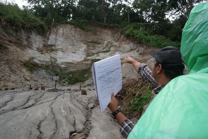 Pengamatan geologi di Sungai Naborsahor yang merupakan lokasi yang sangat baik untuk mengamati sedim