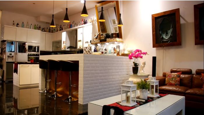 Mini bar yang langsung terhubung dengan ruang tamu