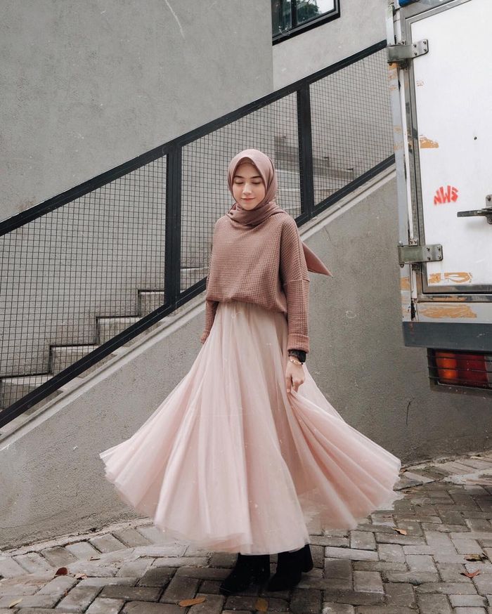 5 Gaya OOTD  Hijab  Simpel dengan Rok Kekinian ala Selebgram 