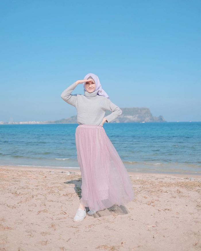 5 Inspirasi Fashion Hijab Casual Style dengan Rok Kekinian 
