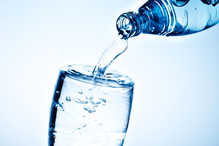 ilustrasi air minum