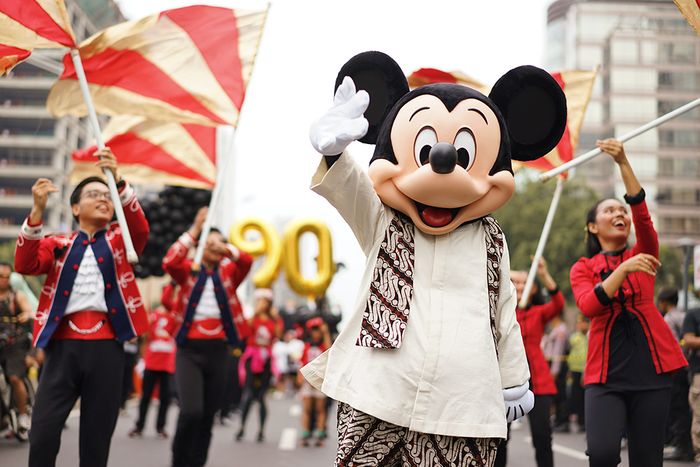 Serunya Merayakan 90 Tahun Mickey Mouse di Car Free Day Jakarta, Mickey