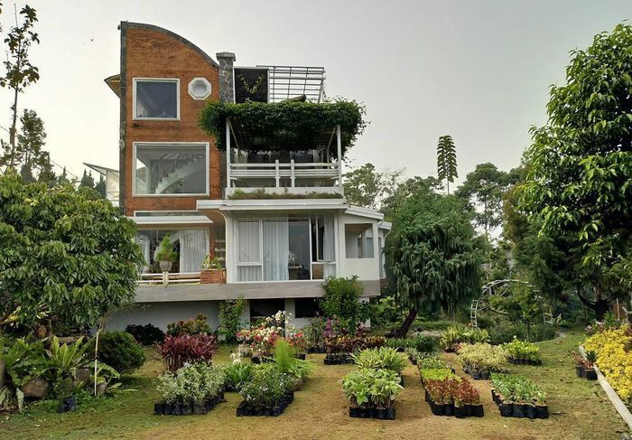 Beda Usia 45 Tahun, Keasrian Rumah Mewah Mark Sungkar dan Istri Baru Bikin Makin Harmonis!