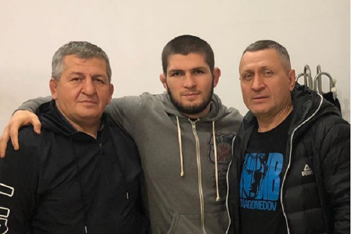 Abdulmanap Nurmagomedov (kiri), Khabib Nurmagomedov (tengah) dan rekan (kanan)