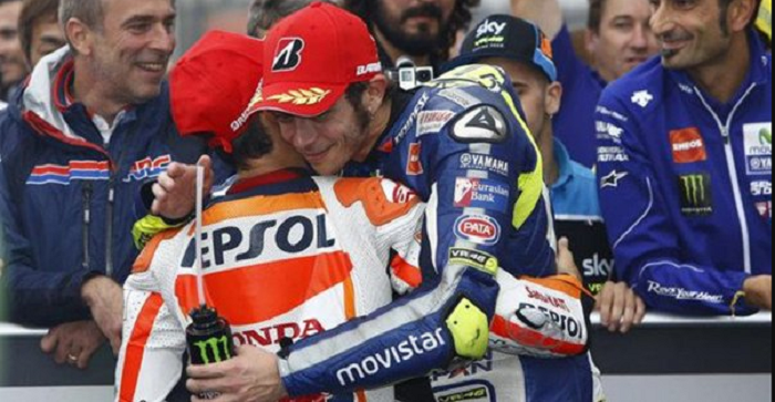 Duo pebalap MotoGP, Dani Pedrosa dan Valentino Rossi saat berpeluakan.