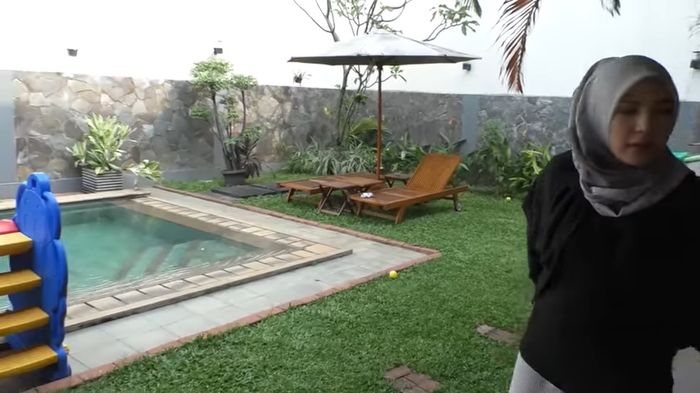 Kolam renang di rumah Ratna Galih