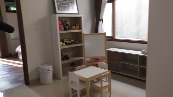 Ruang bermain dan belajar anak di rumah Ratna Galih