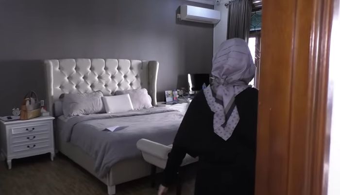 Kamar Ratna Galih dan suami