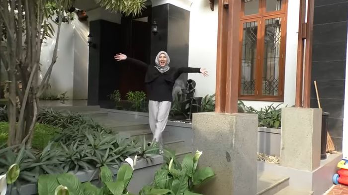 Taman di rumah Ratna Galih
