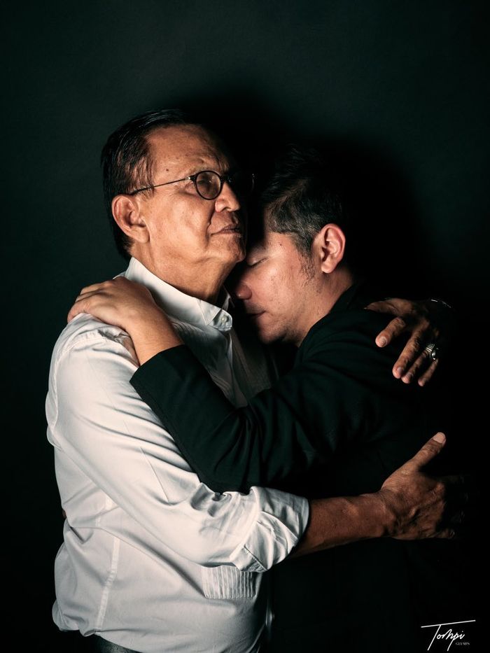 Tompi mengunggah foto Roy Marten berpelukan dengan Gading Marten