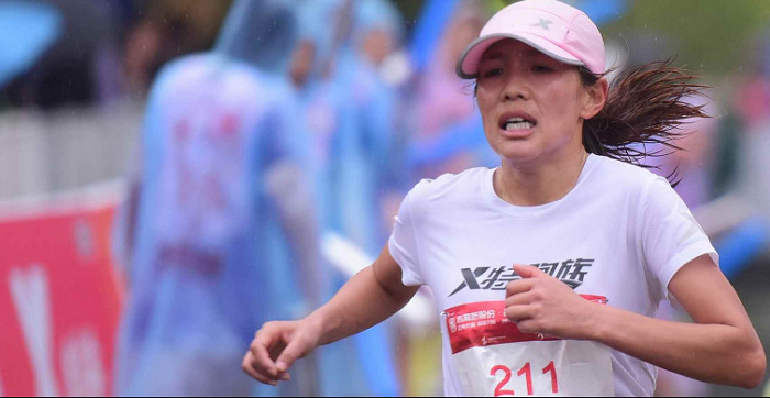 Pelari maraton China, He Yinli, saat mengikuti lomba Suzhou Marathon di China Timur, Minggu (18/11/2