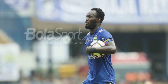 Gelandang Persib Bandung, Michael Essien dalam pertandingan perdana Grup A Piala Presiden 2018 di St