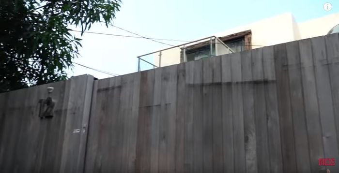 Bagian depan rumah mewah Baim Wong 