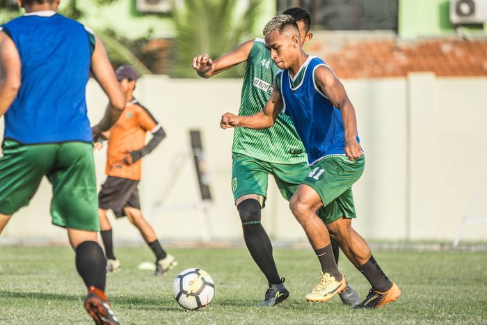 Osvaldo Haay memakai gaya rambut curly pirang saat latihan bersama Persebaya Surabaya, Kamis (22/11/2018)