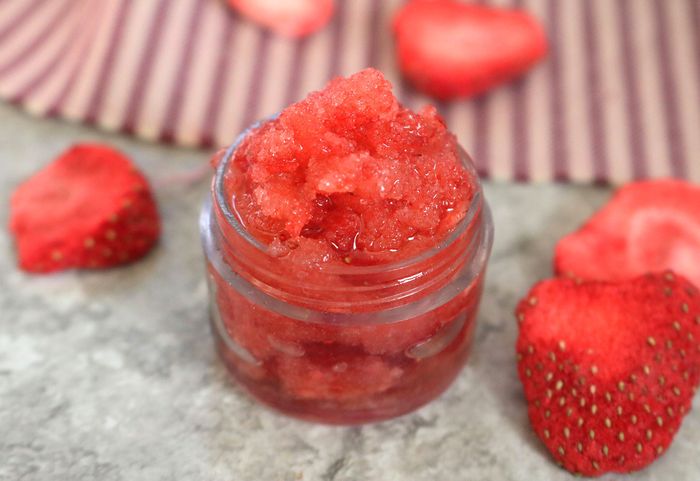 DIY stroberi untuk scrub bibir