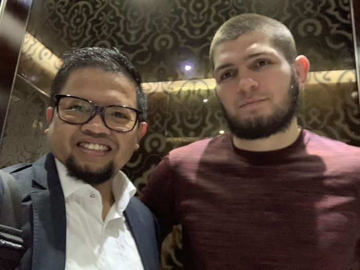 Sales Manajer ZamZam Pullman Makkah, Muhamad Martin berfoto dengan Khabib Nurmagomdov.