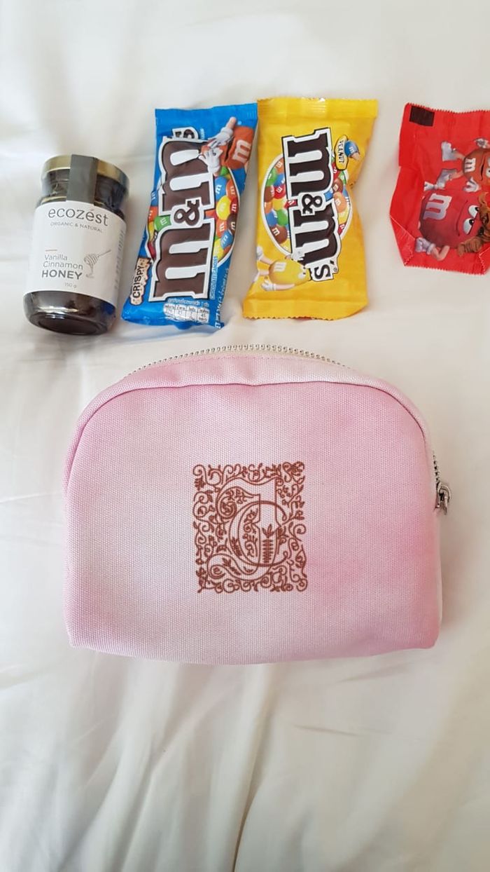 Isi tas souvenir pernikahan Crazy Rich Surabaya