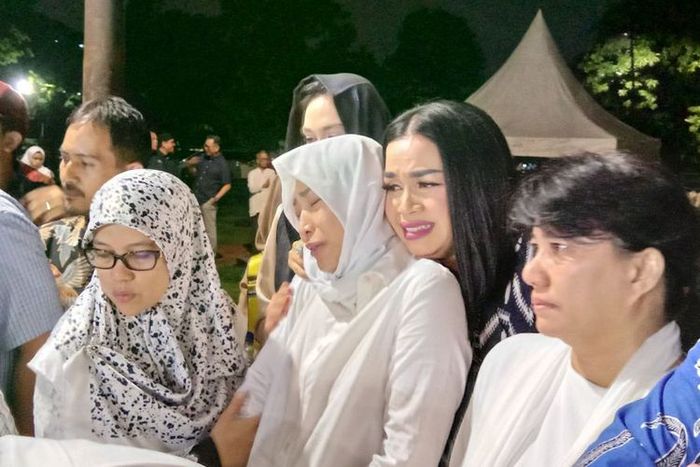 Ayu Dewi lepas kepergian sang ibunda, Sekar Dewi.