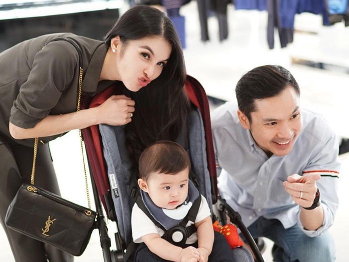 Keluarga Sandra Dewi dan Harvey Moeis.